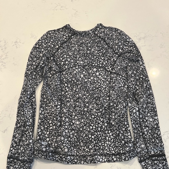 Lululemon long sleeve!! Black and white floral print. Size 4 - Picture 2 of 2